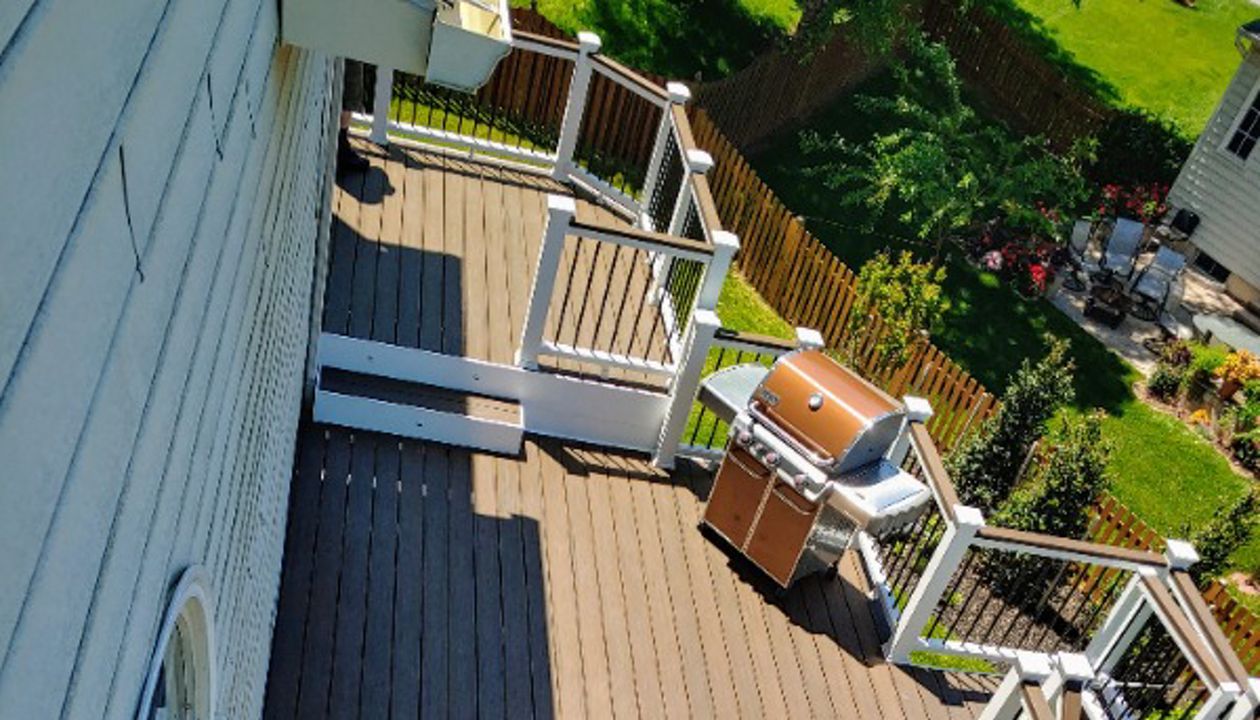 Trex Enhance Beach Dune Composite Deck with Trex Select Railing in Classic White white Round Aluminum Balusters in Charcoal Black