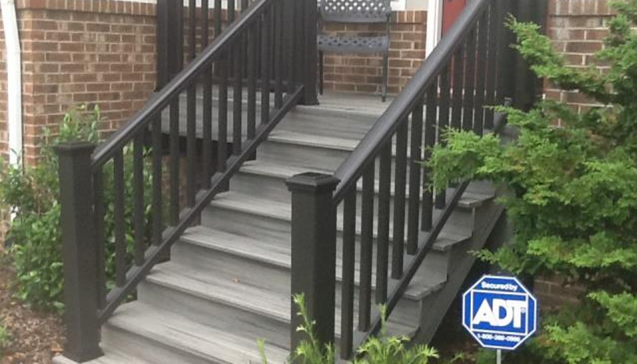 Combo of Island Mist decking with Transcend Black Rails