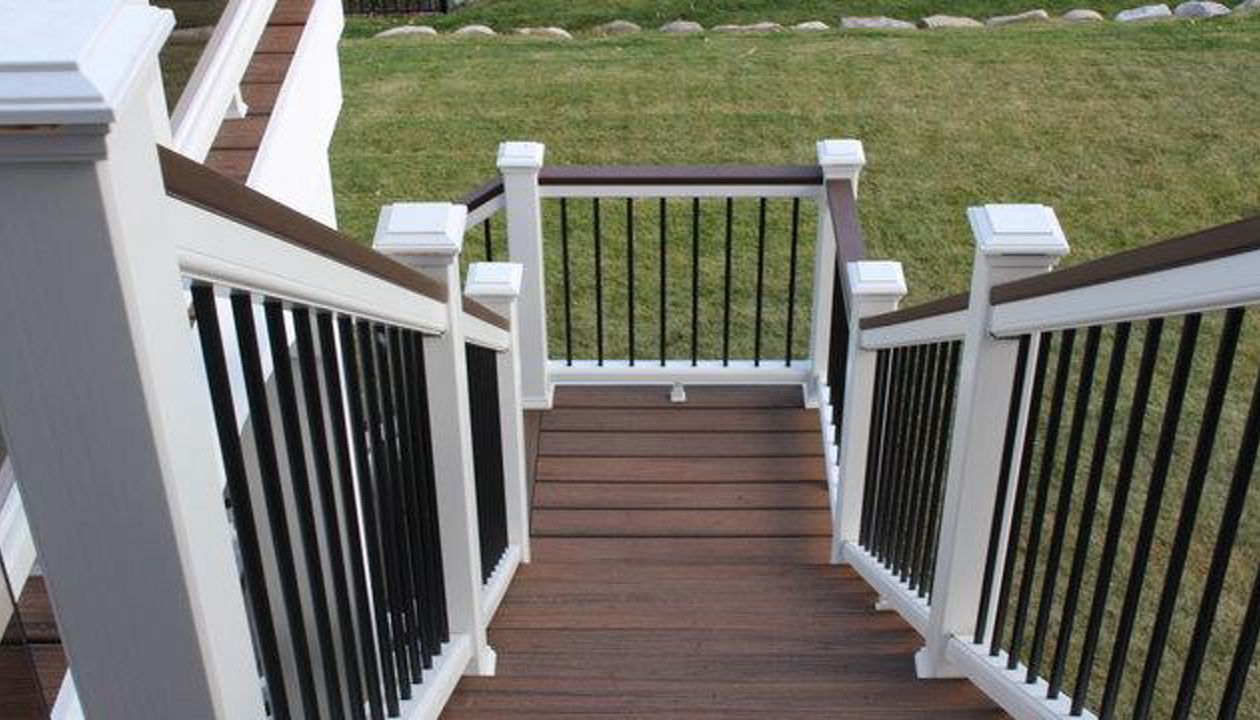 Trex decking in Spiced Rum with Trex railing - Eden Prairie