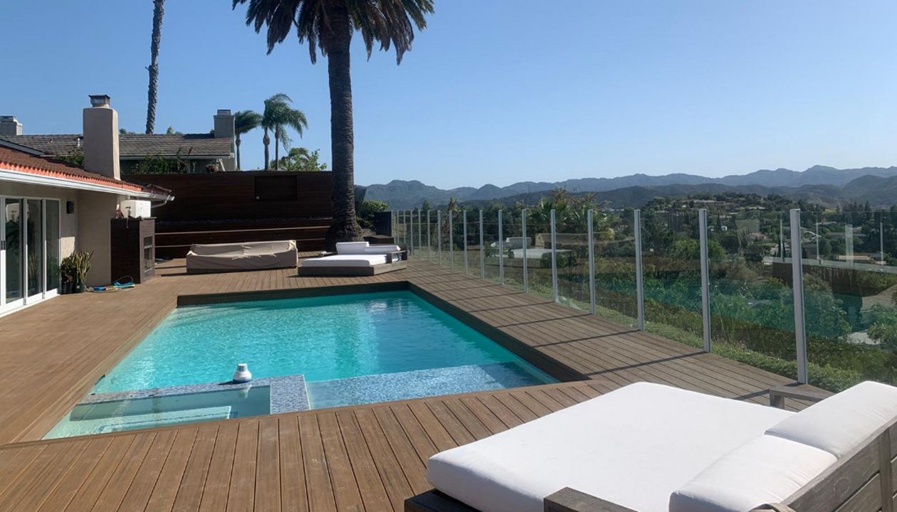 2,000 sqft trex deck and fence