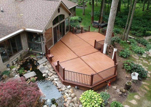 Trex Tiki Torch decking with a single Vintage Lantern border. Also including a Trex Signature Bronze railing with Vintage Lantern post sleeves.