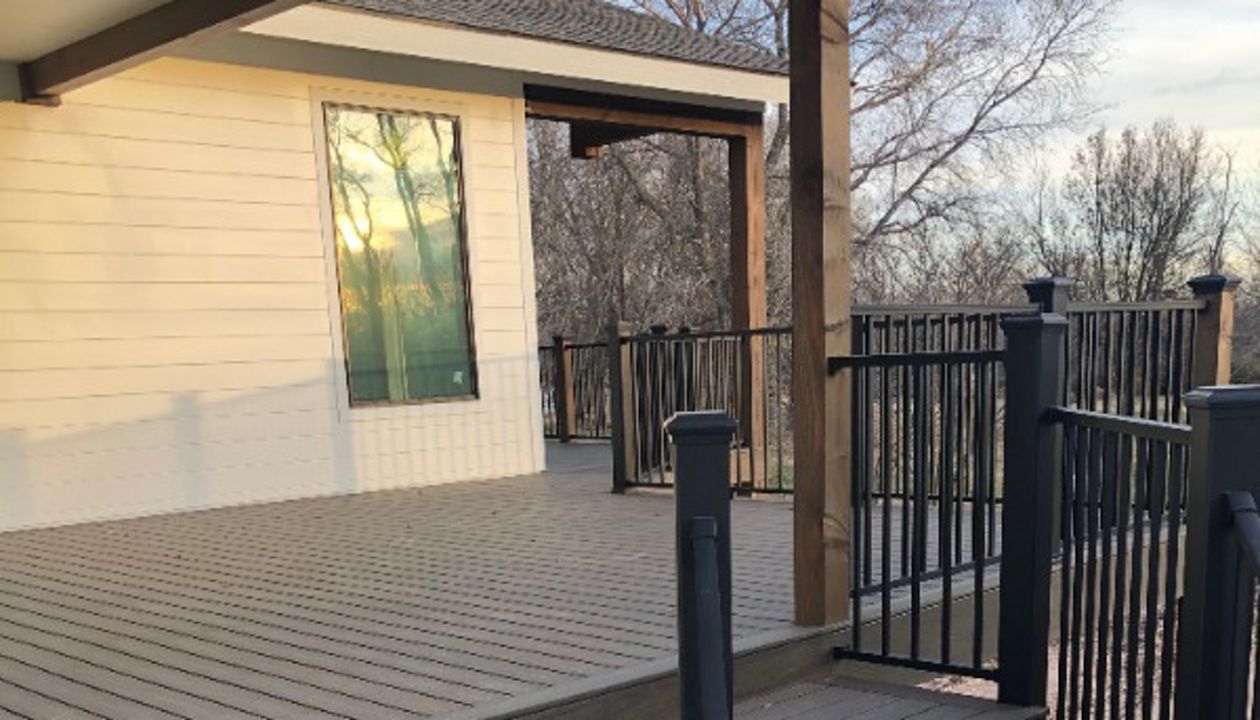 Trex Enhance Coastal Bluff Decking w/Trex Signature Railing