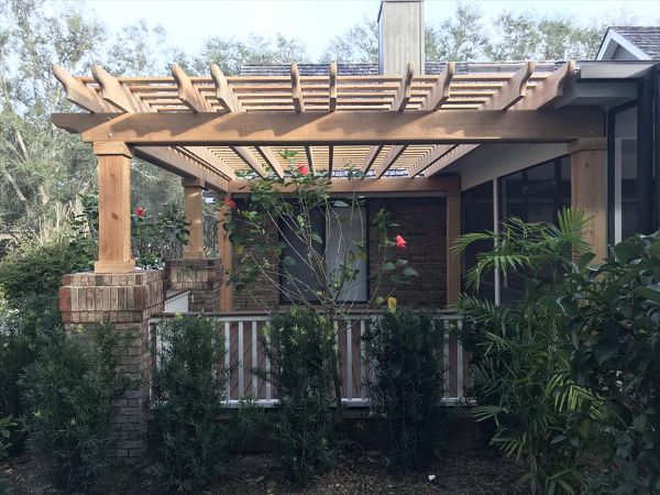 This new Trex Select deck in Saddle looks like its been here forever. The color blends perfectly with the aged brickwork and beautiful landscaping.