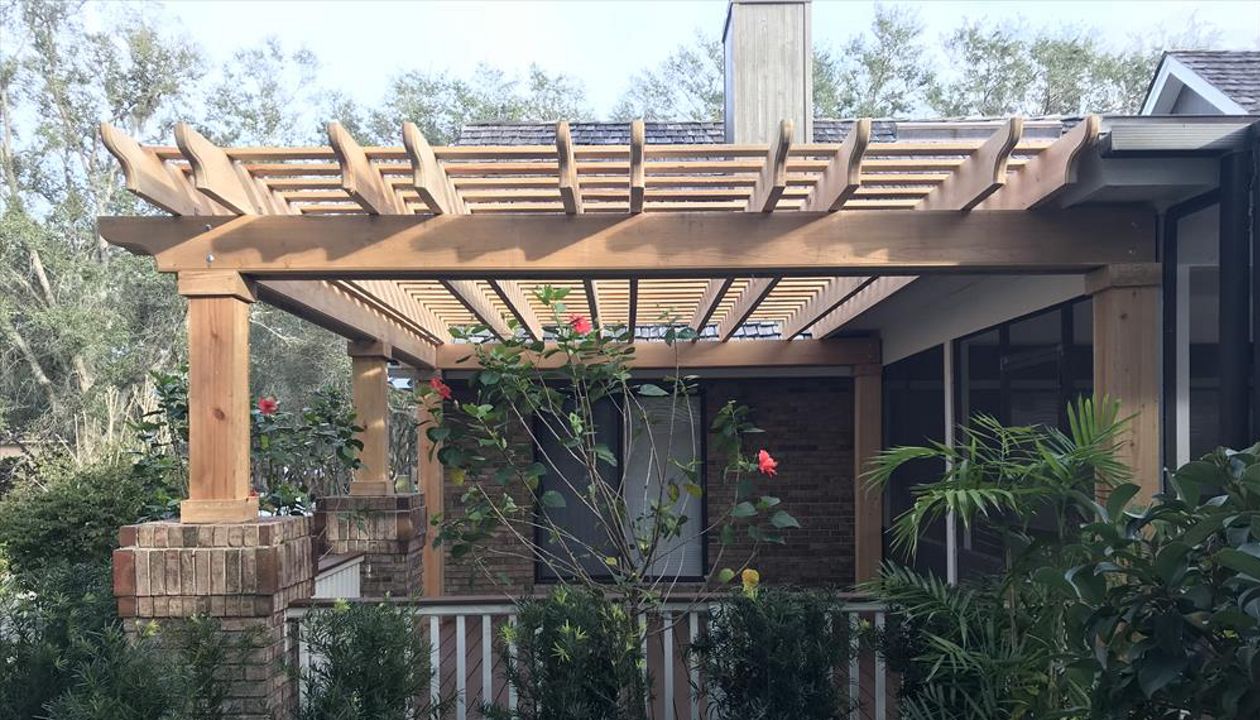 This new Trex Select deck in Saddle looks like its been here forever. The color blends perfectly with the aged brickwork and beautiful landscaping.