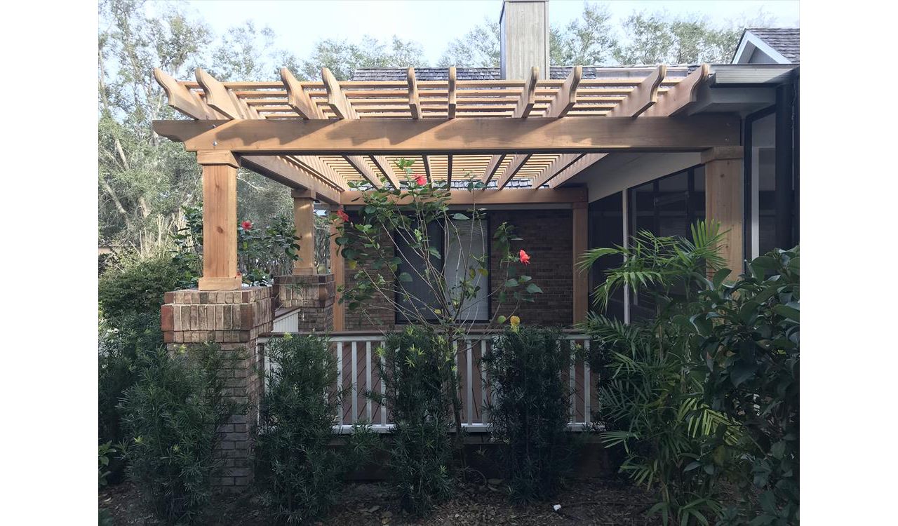 This new Trex Select deck in Saddle looks like its been here forever. The color blends perfectly with the aged brickwork and beautiful landscaping.