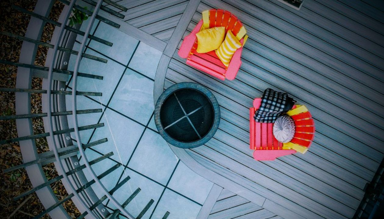 Godfrey, Il Trex Rocky Harbor with Signature Railing in black