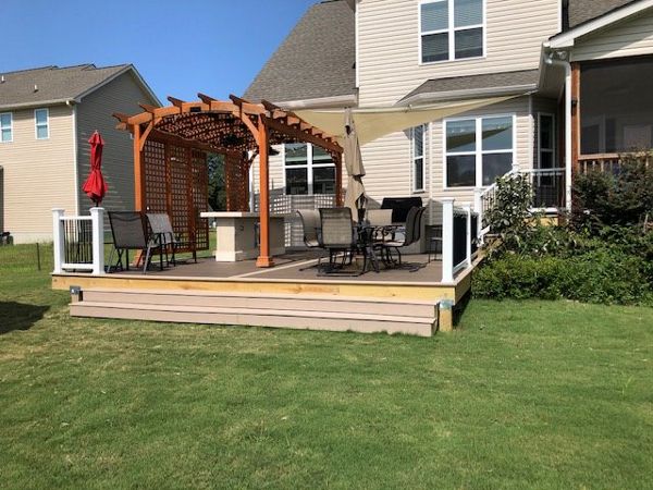 Trex Enhance Naturals Coastal Bluff deck with Transcend Rope Swing picture framing & Trex Select Classic White railing in Fuquay Varina, NC