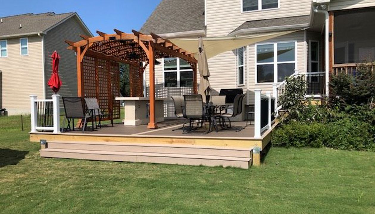 Trex Enhance Naturals Coastal Bluff deck with Transcend Rope Swing picture framing & Trex Select Classic White railing in Fuquay Varina, NC