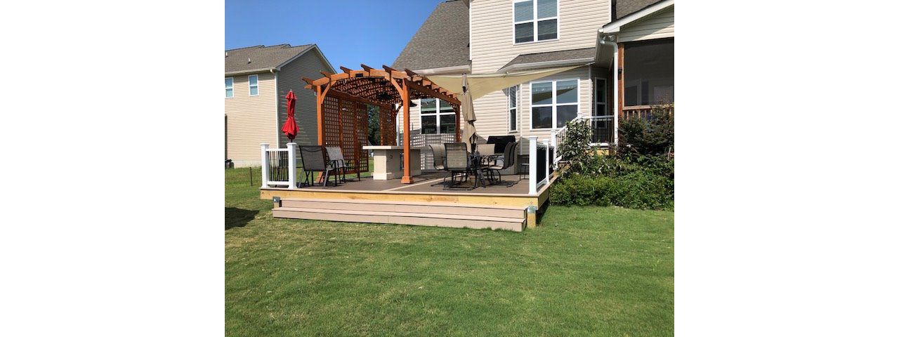 Trex Enhance Naturals Coastal Bluff deck with Transcend Rope Swing picture framing & Trex Select Classic White railing in Fuquay Varina, NC