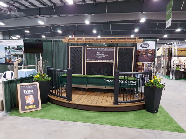 Curved Trex Transcend Havanah Gold with Trex Trancend railing in Charcoal Black