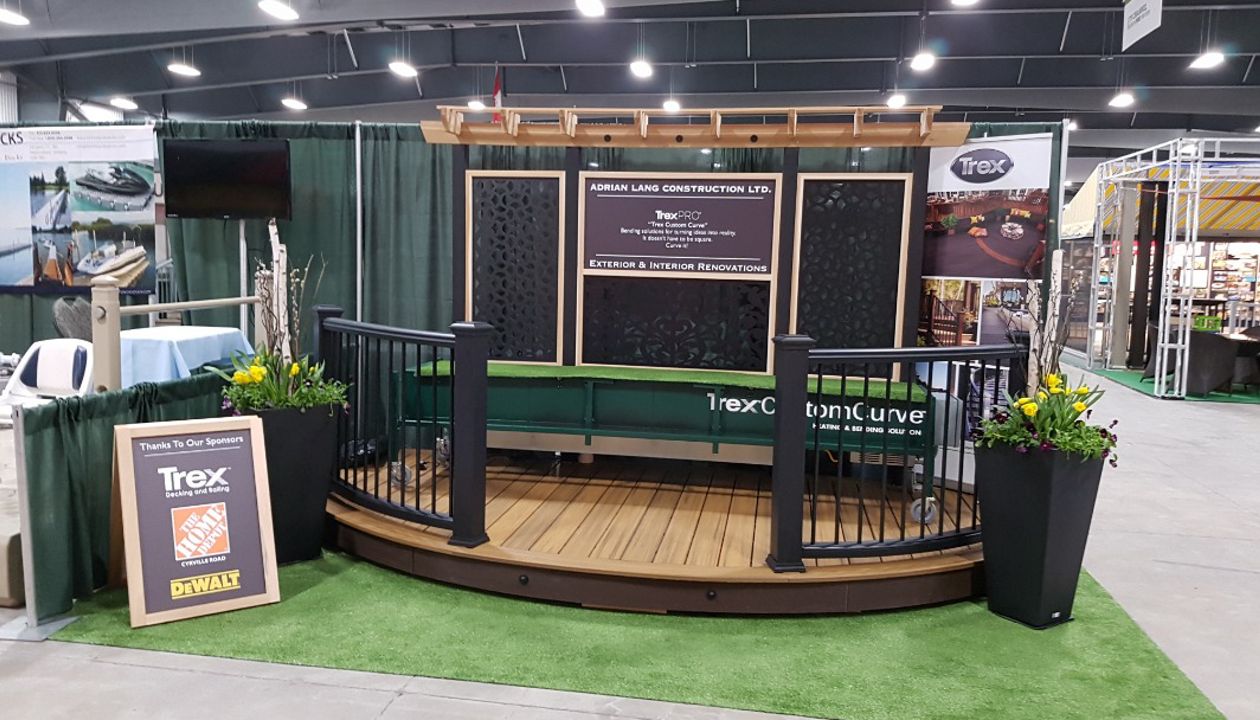 Curved Trex Transcend Havanah Gold with Trex Trancend railing in Charcoal Black