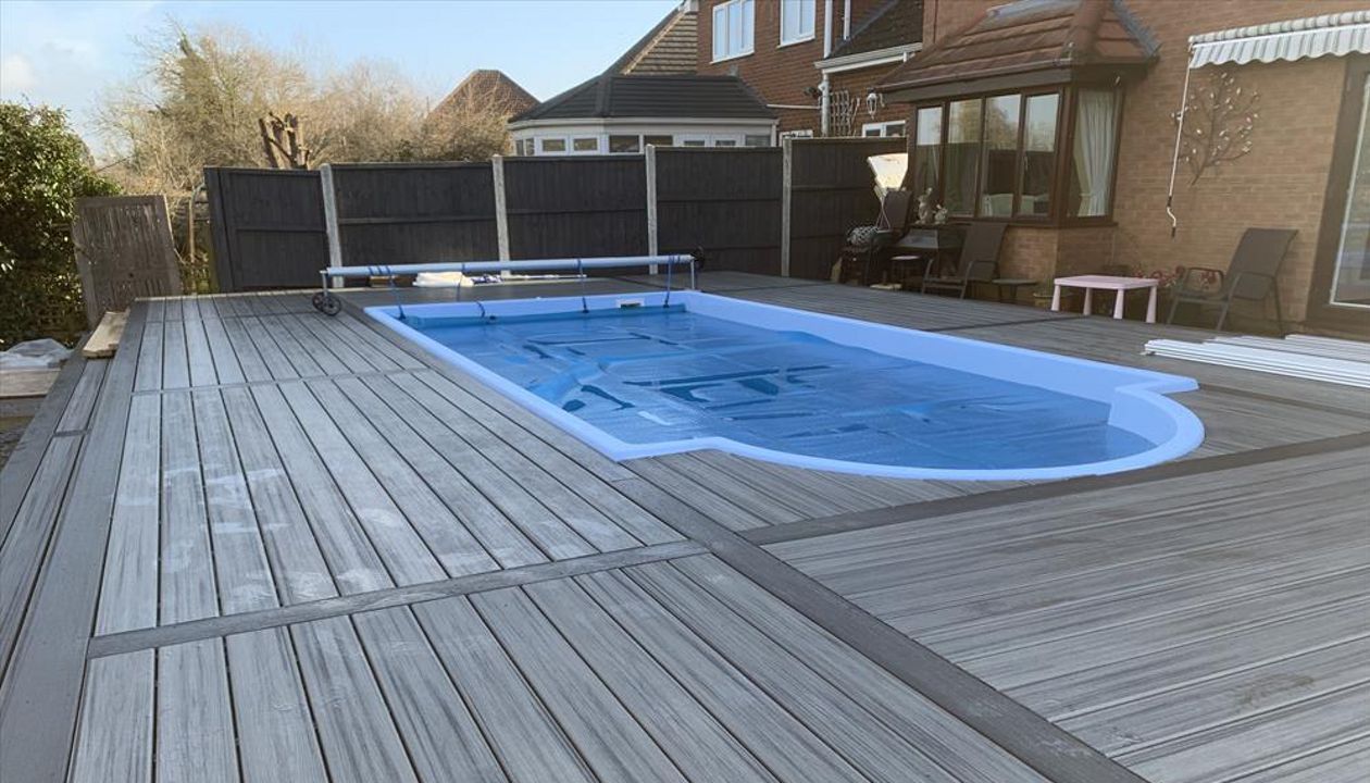 Trex Transcend Island Mist - swimming pool deck