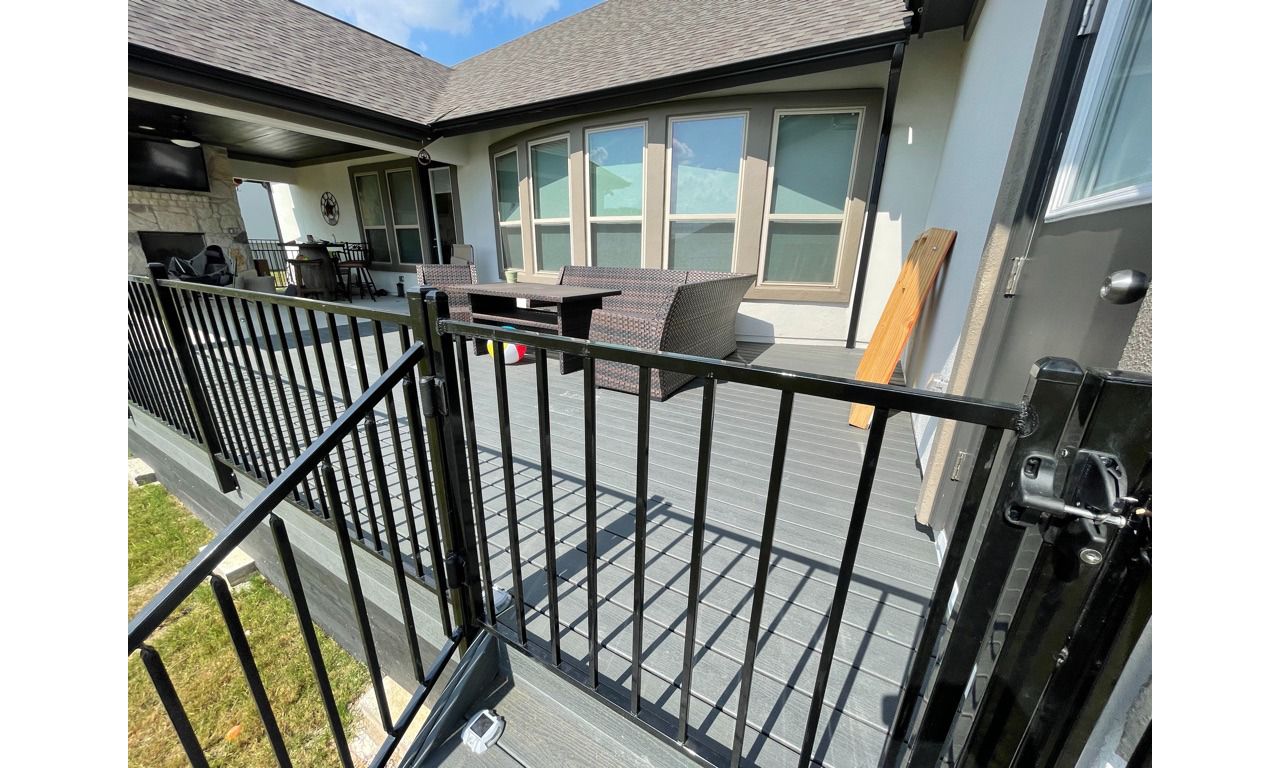 Trex Clamshell with Ornamental Iron Railing