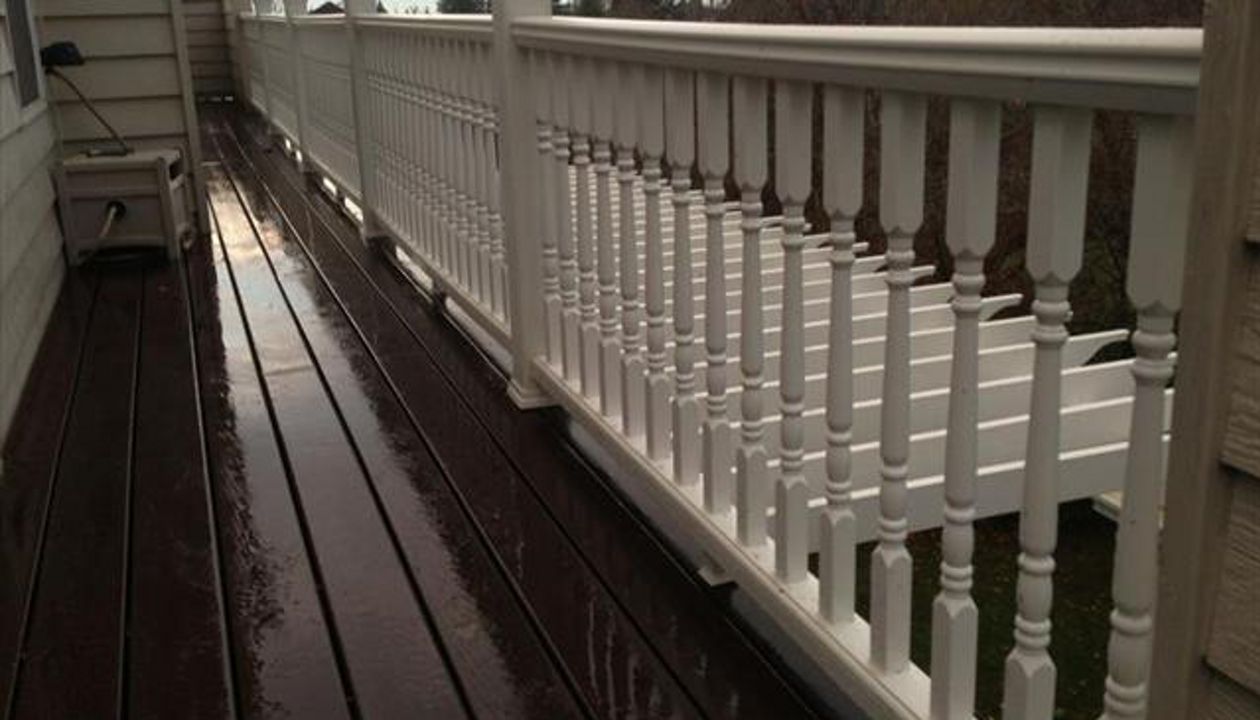 Trex Woodland Brown and White Transcend Colonial Rail