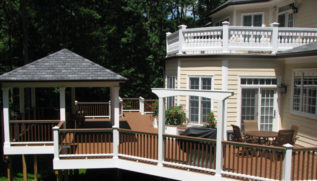 Transcends Decking with Tree house pickets