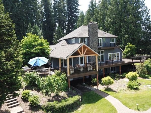 Trex Spiced Rum deck with custom patio cover in Wilsonville, OR