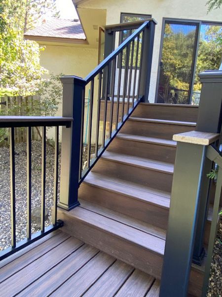 Trex/Transcend/Spiced Rum/Composite Decking with Trex/Signature/Aluminum Railing (black) between Trex Composite Post Sleeves and Trex/Transcend/Spiced Rum/Composite Decking for Cocktail Rail
