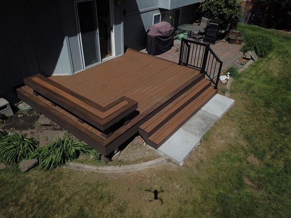 Trex Deck Spokane, WA featuring TrexPro Transcend Havana Gold Decking with Spiced Rum border.