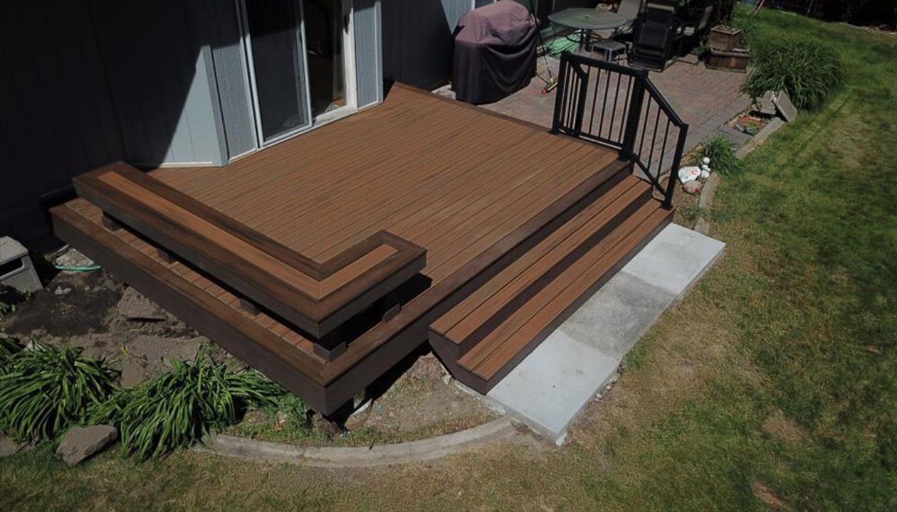 Trex Deck Spokane, WA featuring TrexPro Transcend Havana Gold Decking with Spiced Rum border.