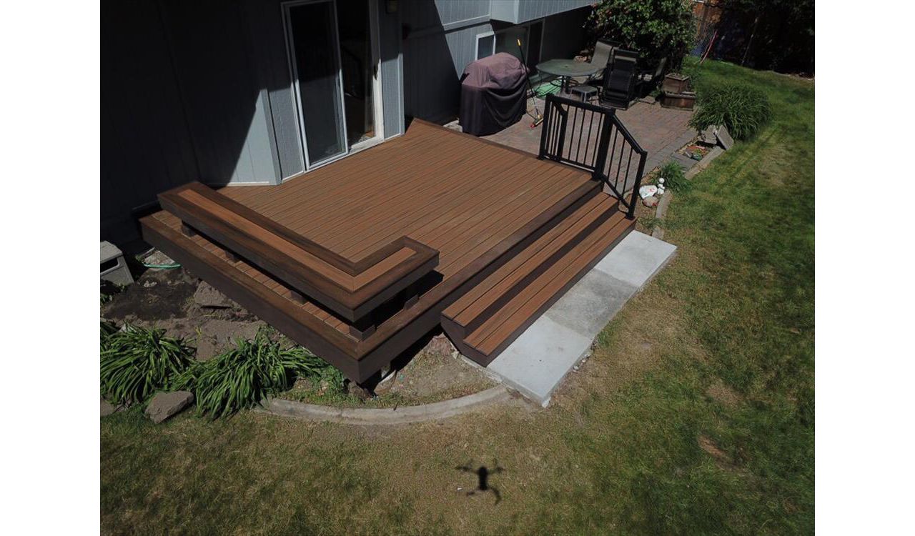 Trex Deck Spokane, WA featuring TrexPro Transcend Havana Gold Decking with Spiced Rum border.