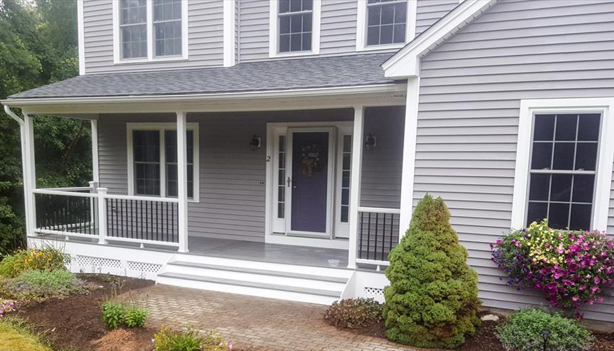 Island Mist Decking, Transcend Railing with Black Round Balusters