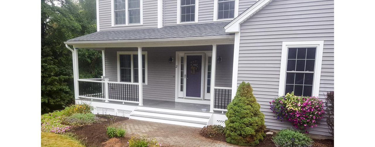 Island Mist Decking, Transcend Railing with Black Round Balusters
