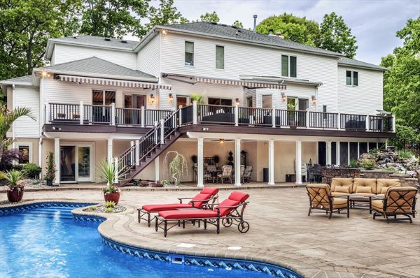 Vintage Lantern was a fantastic choice for the Transcend border/fascia on this Manalapan, N.J., deck — it does a nice job of visually connecting the house-long deck with elements both under the structure and poolside.