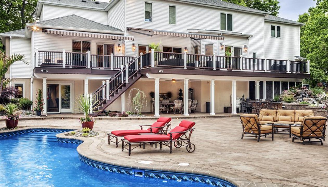 Vintage Lantern was a fantastic choice for the Transcend border/fascia on this Manalapan, N.J., deck — it does a nice job of visually connecting the house-long deck with elements both under the structure and poolside.