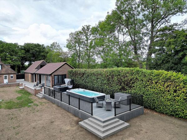 Trex Transcend Island Mist Main Board with Gravel Path Picture Frame and Gravel Path Steps