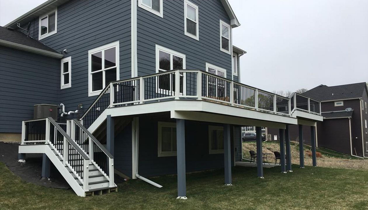 Minnetrista, MN. Trex Clamshell multi level deck