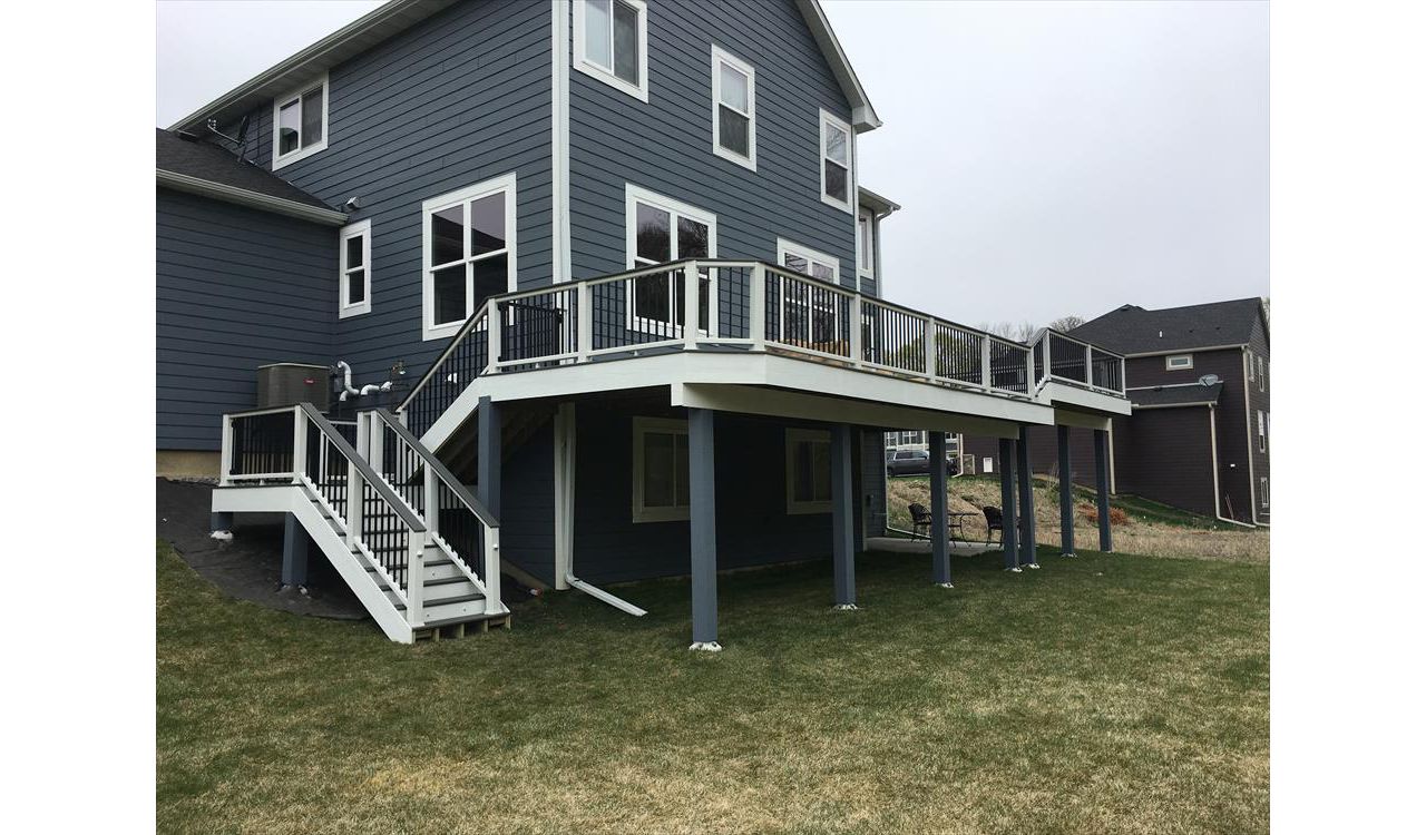 Minnetrista, MN. Trex Clamshell multi level deck