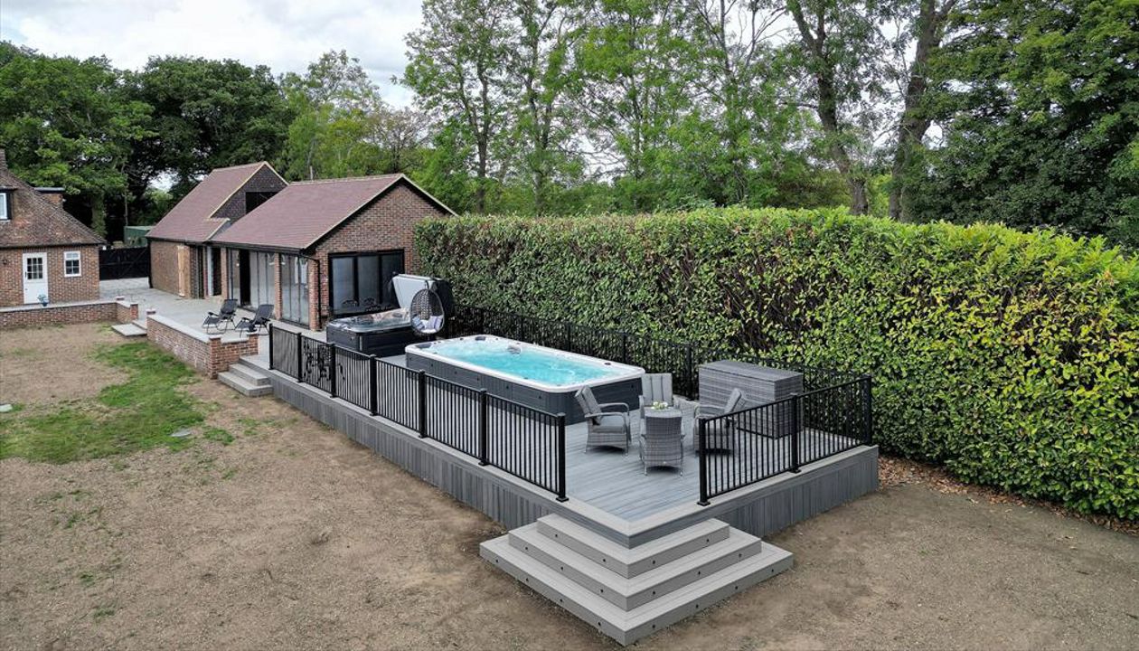 Trex Transcend Island Mist Main Board with Gravel Path Picture Frame and Gravel Path Steps