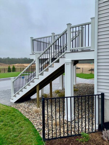 Trex Transcend railing - white.