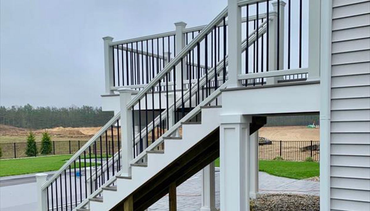 Trex Transcend railing - white.