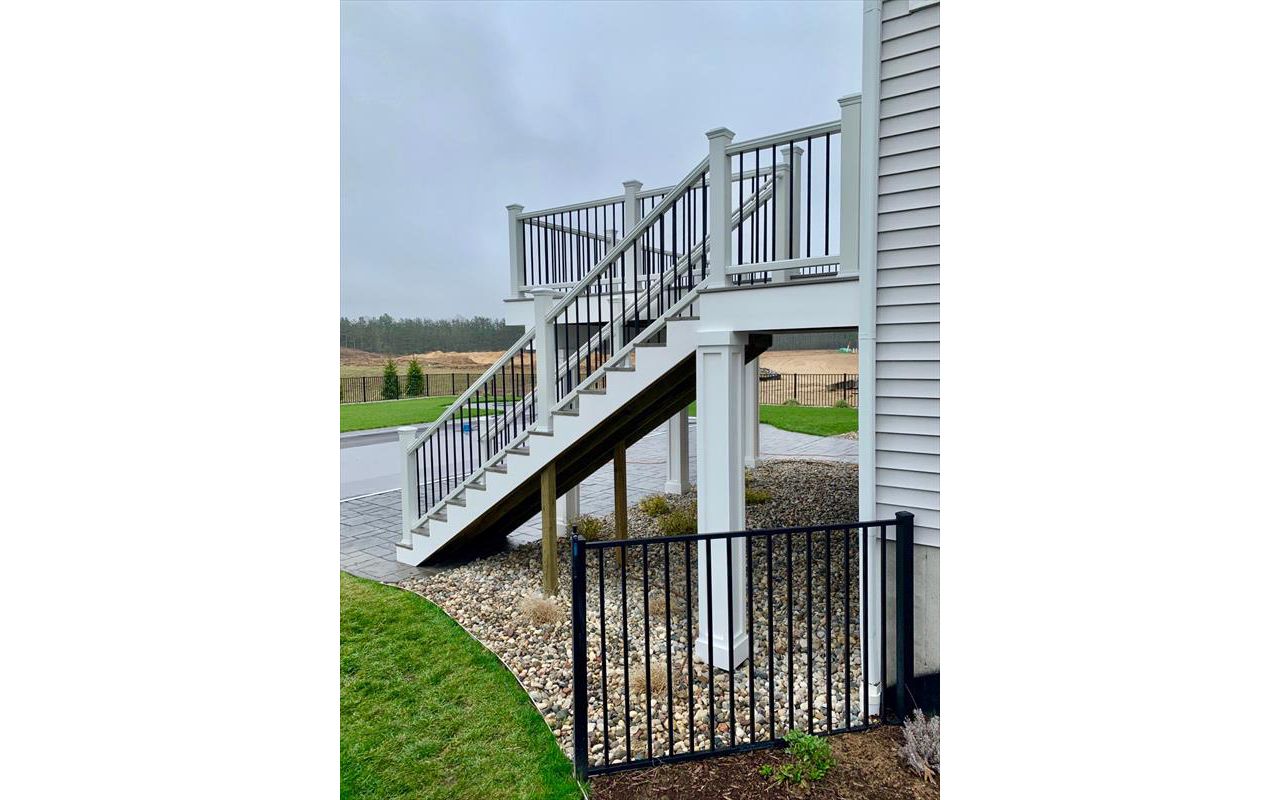 Trex Transcend railing - white.