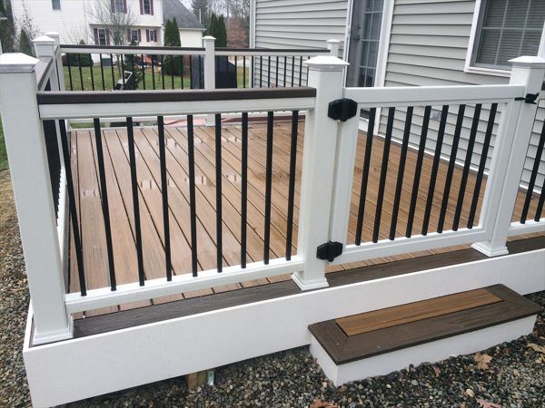 Trex transcend Havana gold main decking, transcend spiced rum picture frame border, Trex White PVC fascia, Trex select white rails with black metal balusters