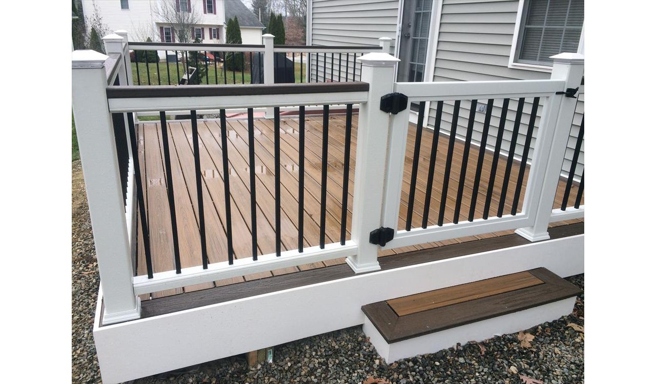 Trex transcend Havana gold main decking, transcend spiced rum picture frame border, Trex White PVC fascia, Trex select white rails with black metal balusters
