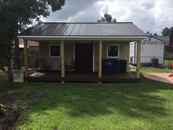 Trex Transcend Spiced Rum decking on custom garage/ entertainment area in Wilmington, NC