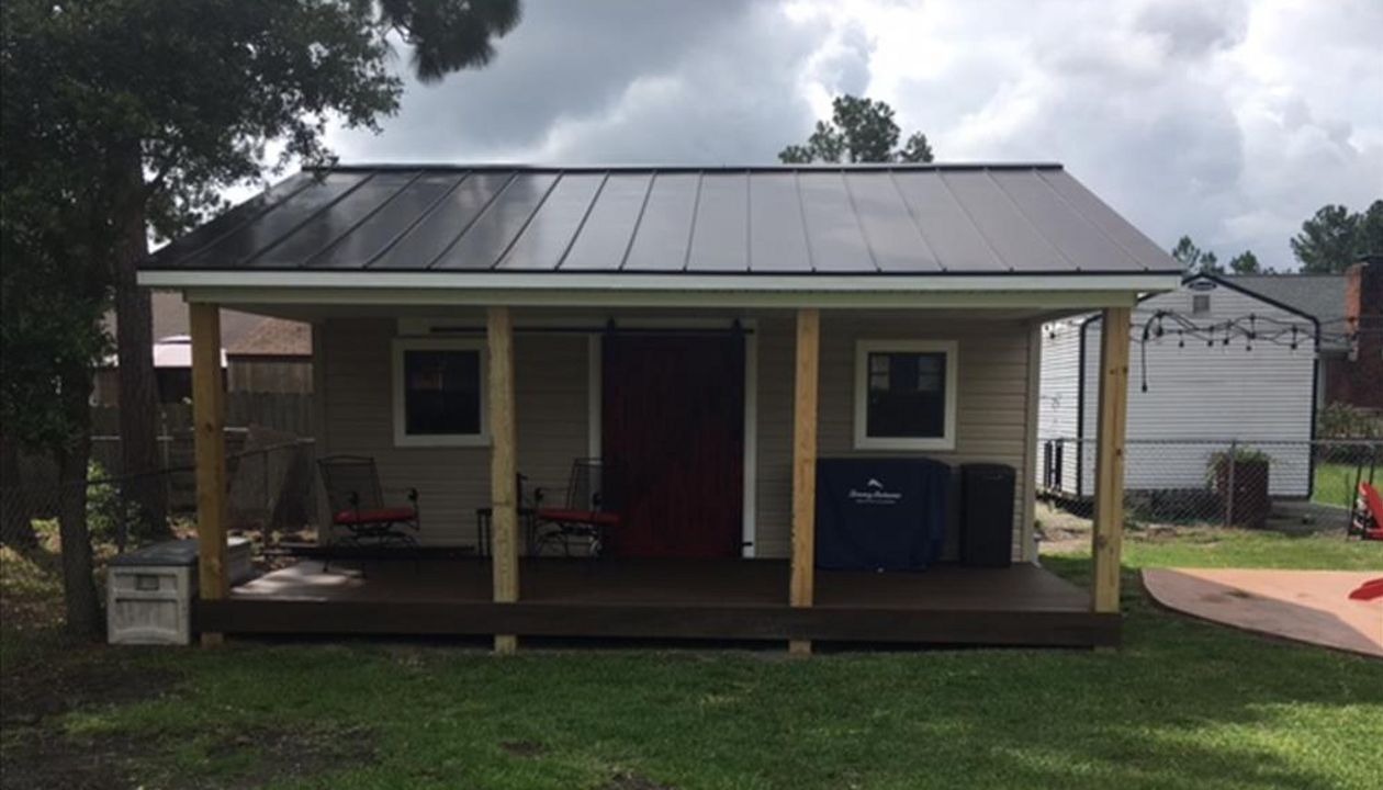 Trex Transcend Spiced Rum decking on custom garage/ entertainment area in Wilmington, NC