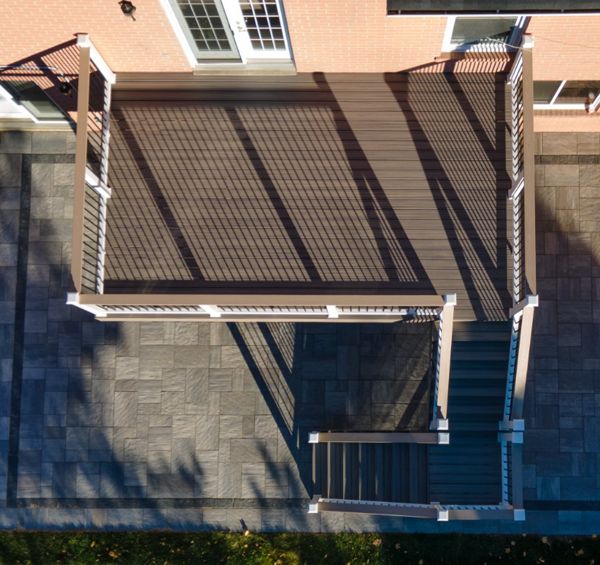 Trex Enhance Rocky Harbor Decking with Transcend Gravel Path cocktail railings. Contact Align Decking today for your custom composite decking needs. Servicing Durham Region, the GTA, Kawartha Lakes, and the Barrie & Orillia areas