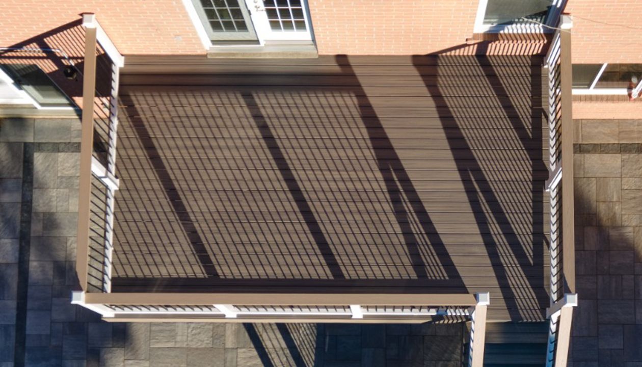 Trex Enhance Rocky Harbor Decking with Transcend Gravel Path cocktail railings. Contact Align Decking today for your custom composite decking needs. Servicing Durham Region, the GTA, Kawartha Lakes, and the Barrie & Orillia areas