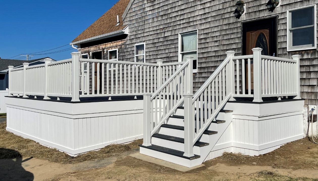 Trex Select Wincester Gray w/ Classic White Trex Transcend Railings
