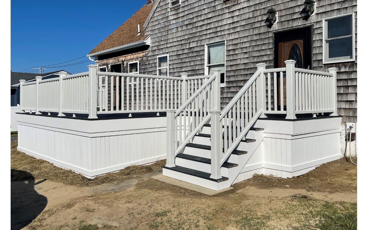 Trex Select Wincester Gray w/ Classic White Trex Transcend Railings