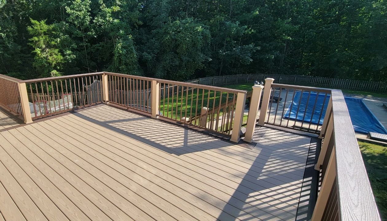 Transcend Rope Swing decking with Vintage Lantern details. Signature Bronze railing between Transcend Vintage Lantern posts.