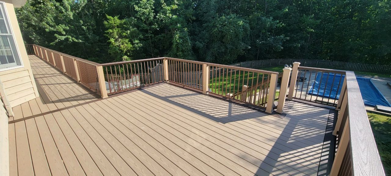 Transcend Rope Swing decking with Vintage Lantern details. Signature Bronze railing between Transcend Vintage Lantern posts.