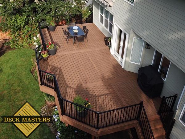 Trex Deck and Trex Signature Aluminum Railing in West Linn, Oregon.