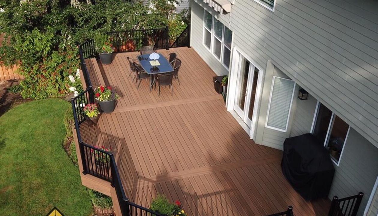 Trex Deck and Trex Signature Aluminum Railing in West Linn, Oregon.