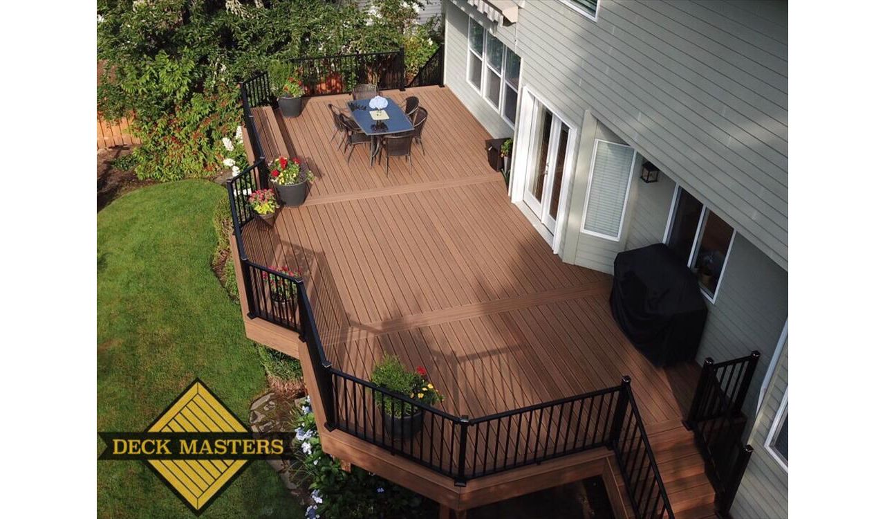 Trex Deck and Trex Signature Aluminum Railing in West Linn, Oregon.
