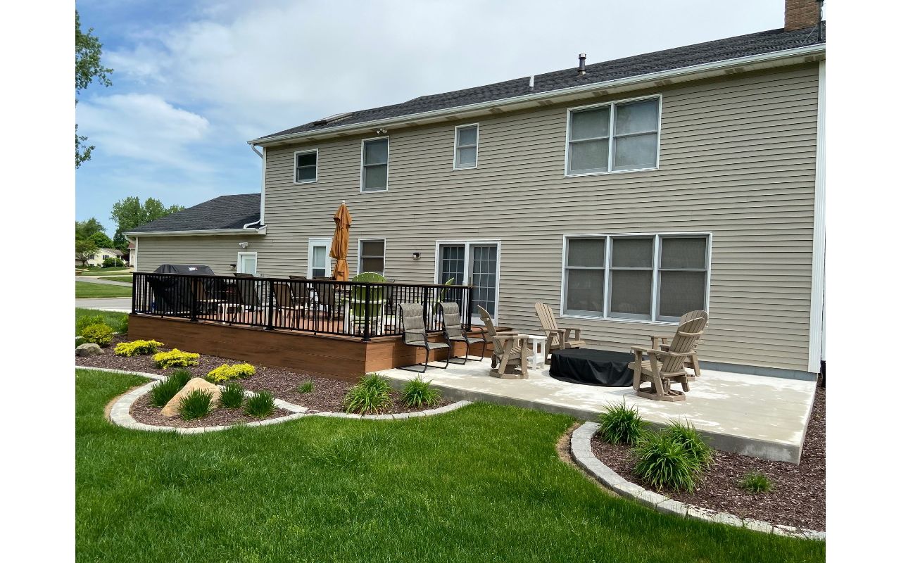 Outdoor living project with Trex