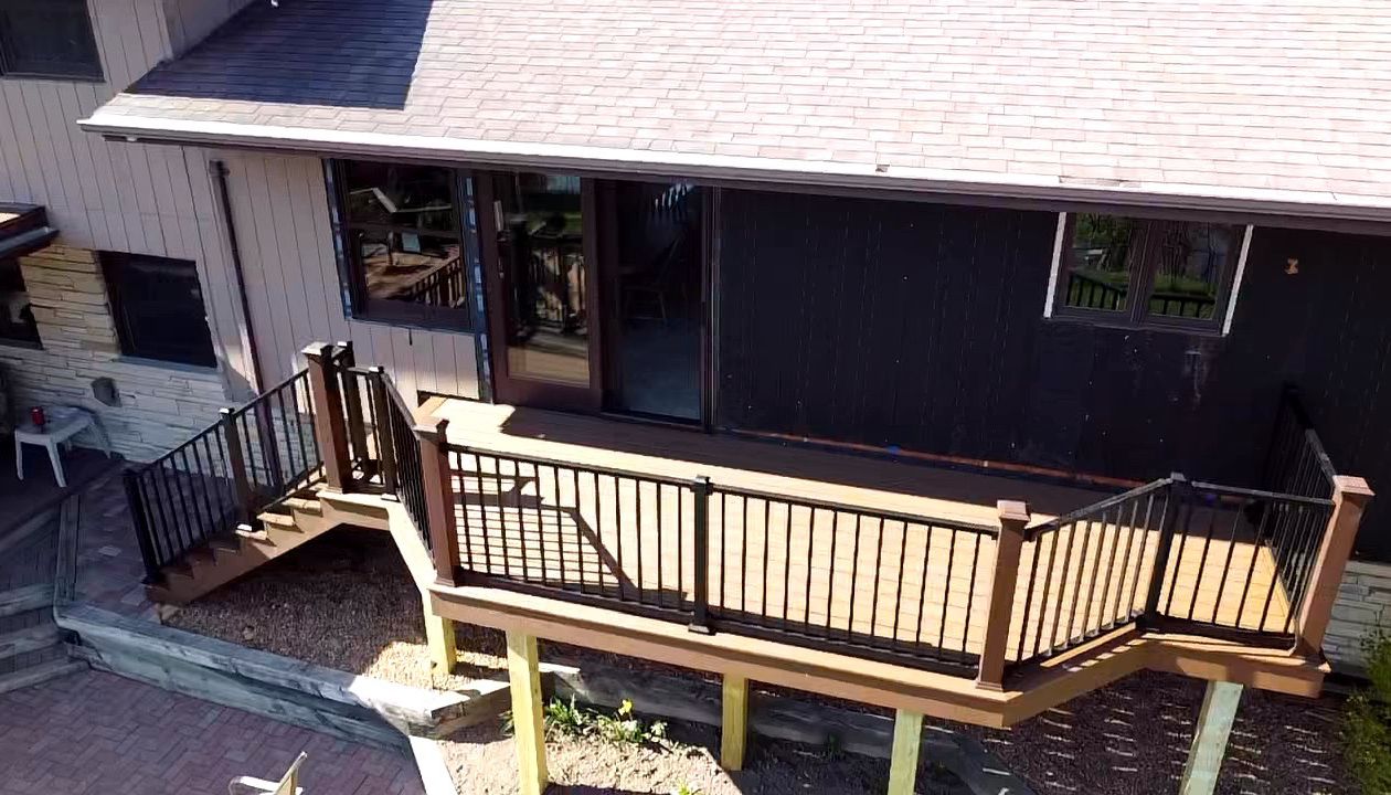 Trex Select Saddle with Transcend Vintage Lantern and Signature Black railing